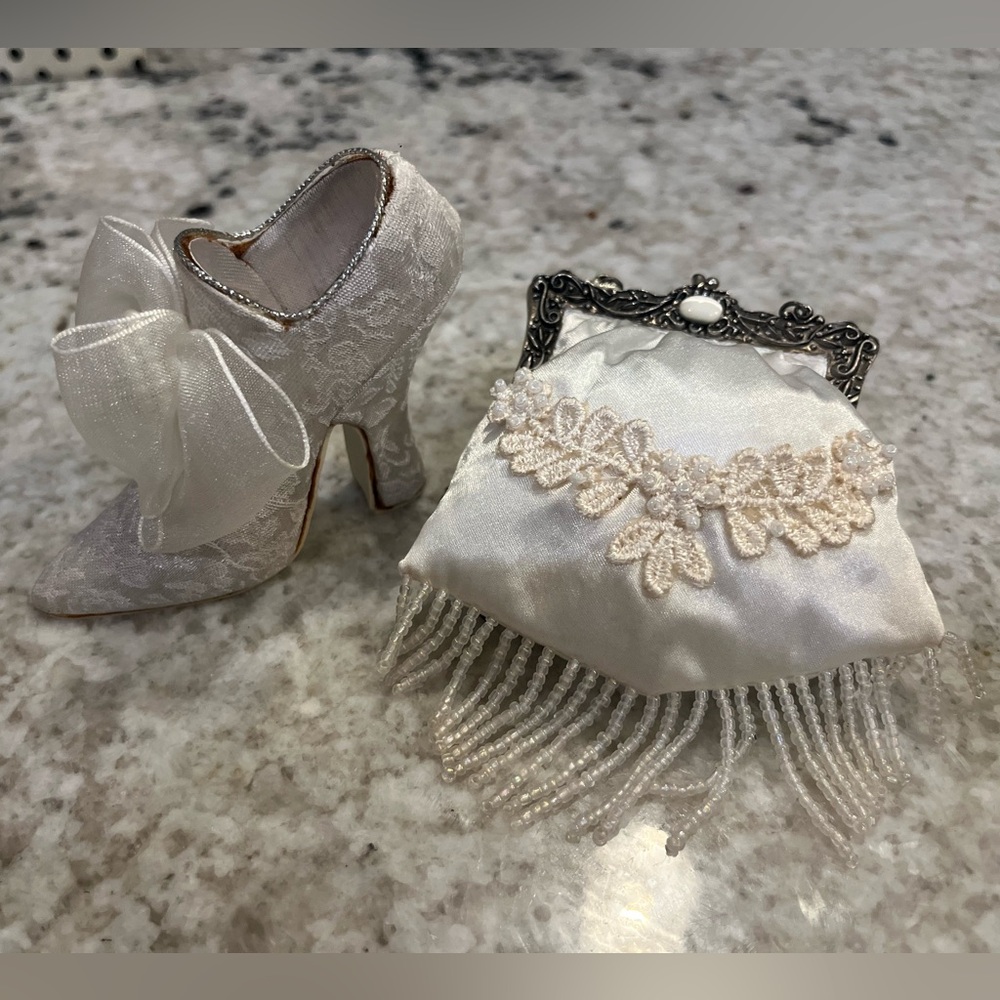 “Putting On The Ritz” 1999 Collectable Shoe and handbag With Bow Pearls